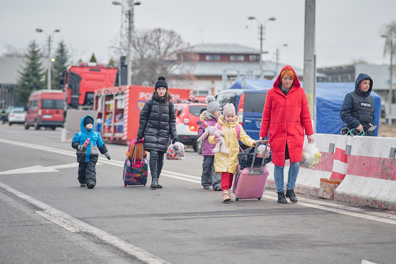 Menschen aus der Ukraine an der Grenze zu Rumänien
