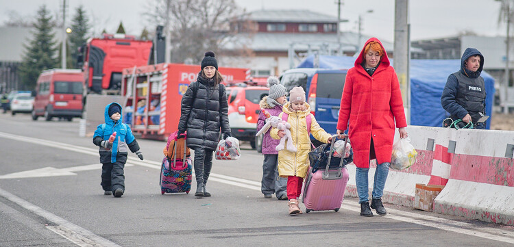 Menschen aus der Ukraine an der Grenze zu Rumänien Menschen aus der Ukraine an der Grenze zu Rumänien