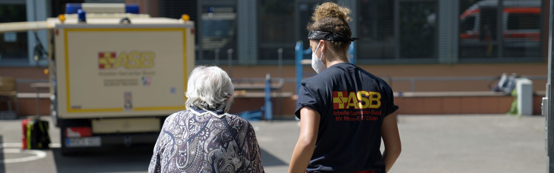 Eine Helferin unterstützt eine Frau beim Hochwasser Deutschland