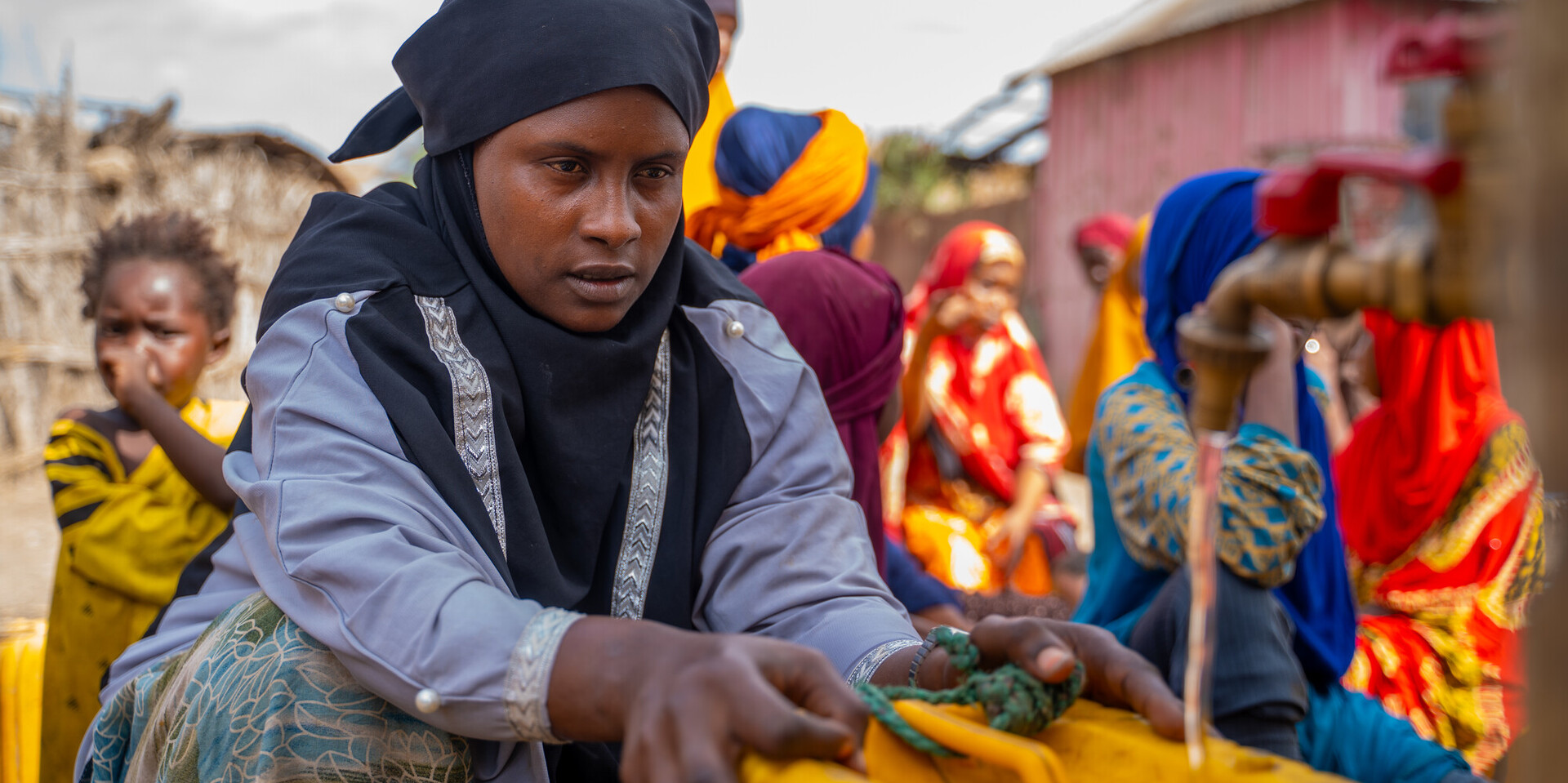 Frau in Somalia an Wasserstelle Frau in Somalia an Wasserstelle