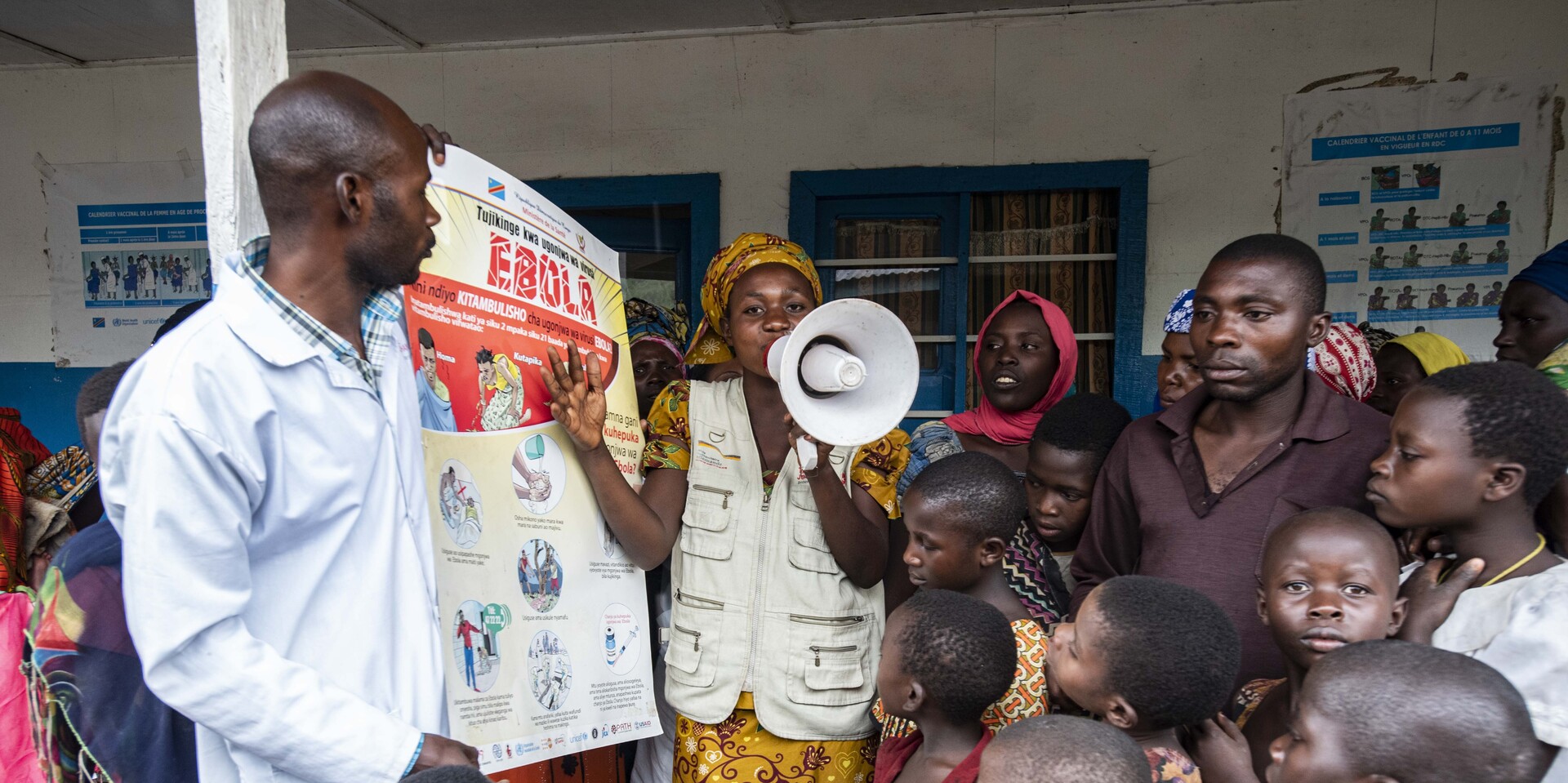 Helfer klären Menschen in der DR Kongo über Ebola auf Helfer klären Menschen in der DR Kongo über Ebola auf