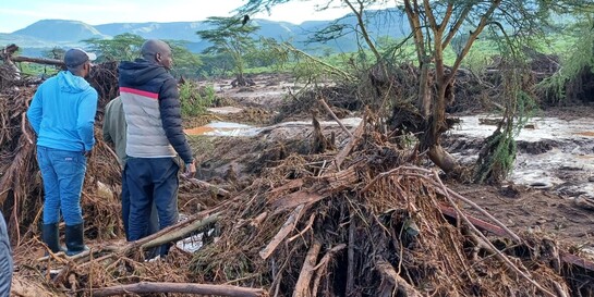 Männer stehen in Kenia im Flutgebiet