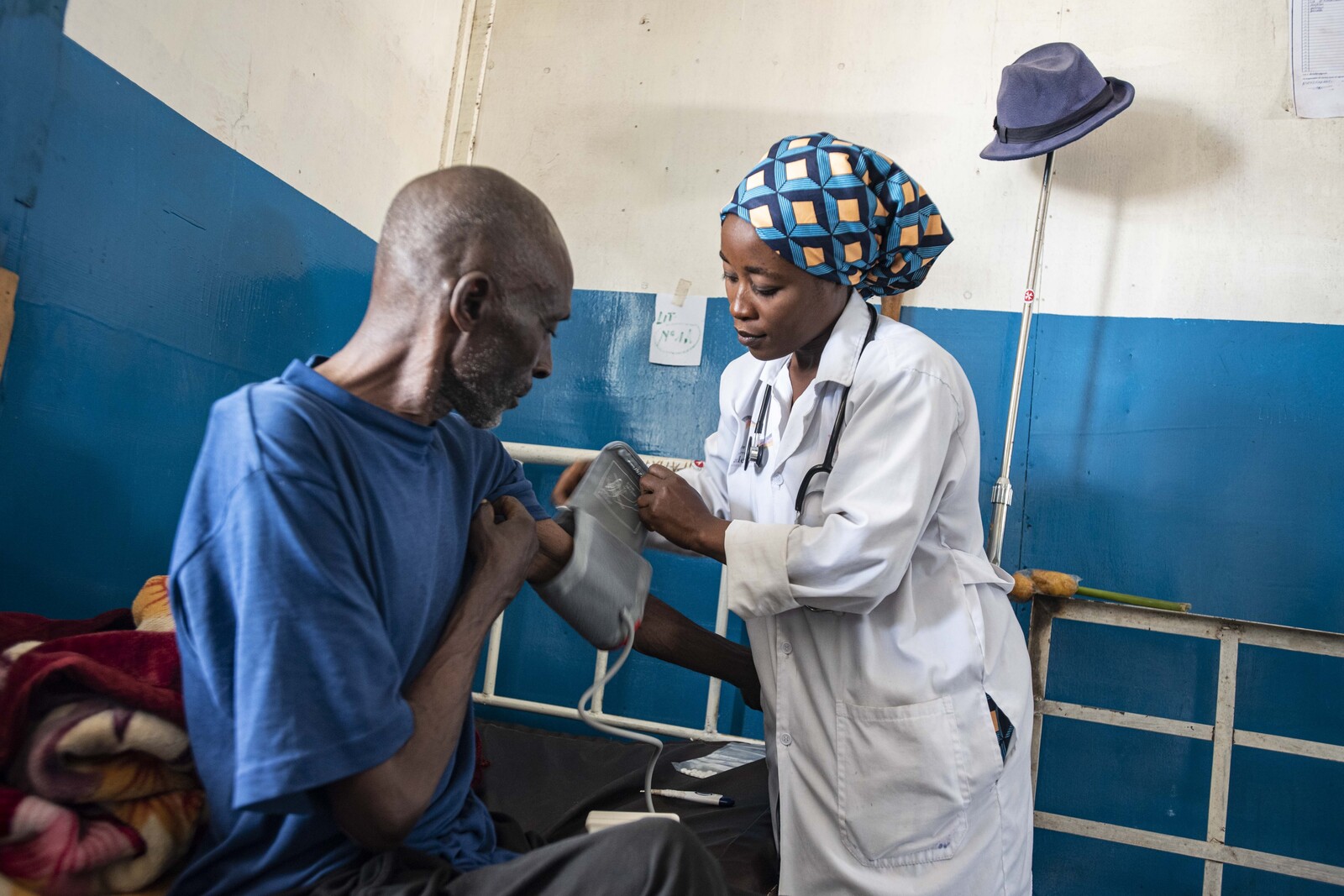 Eine Ärztin in einem Krankenhaus in der DR Kongo misst den Blutdruck eines Mannes