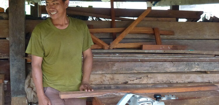 Phet Bounkham kann als Schreiner in Laos nun seine Familie ernähren Phet Bounkham kann als Schreiner in Laos nun seine Familie ernähren