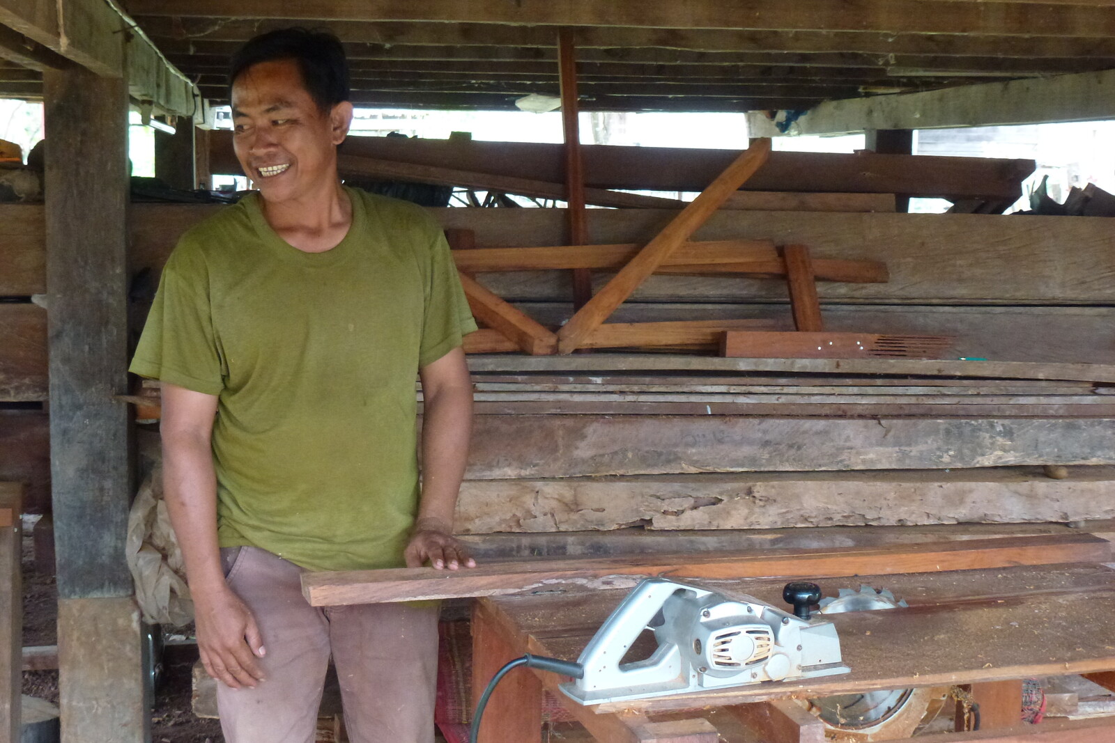 Phet Bounkham kann als Schreiner in Laos nun seine Familie ernähren