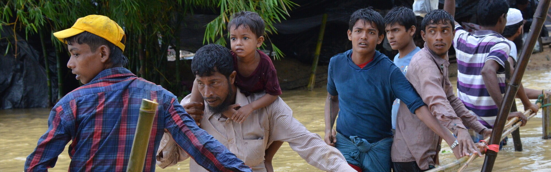 Menschen in Bangladesch bringen sich vor den Fluten eines Monsuns in Sicherheit