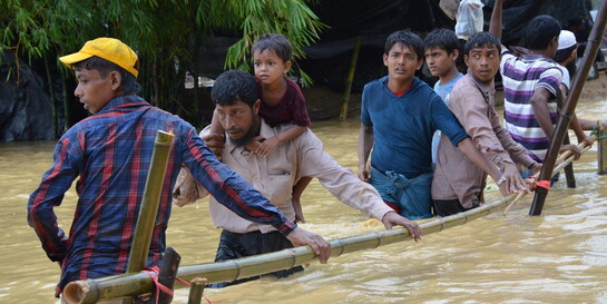 Menschen in Bangladesch bringen sich vor den Fluten eines Monsuns in Sicherheit