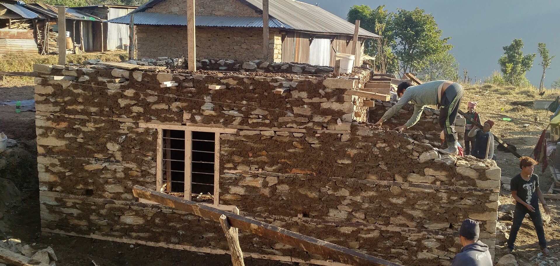 Männer beim Bau eines Hauses in Nepal