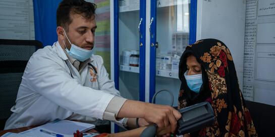 Ein Arzt untersucht eine Frau in Afghanistan