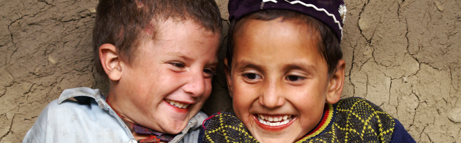 Unser Bündnis hilft Kindern in Not weltweit - wie diesen beiden Jungen in Pakistan