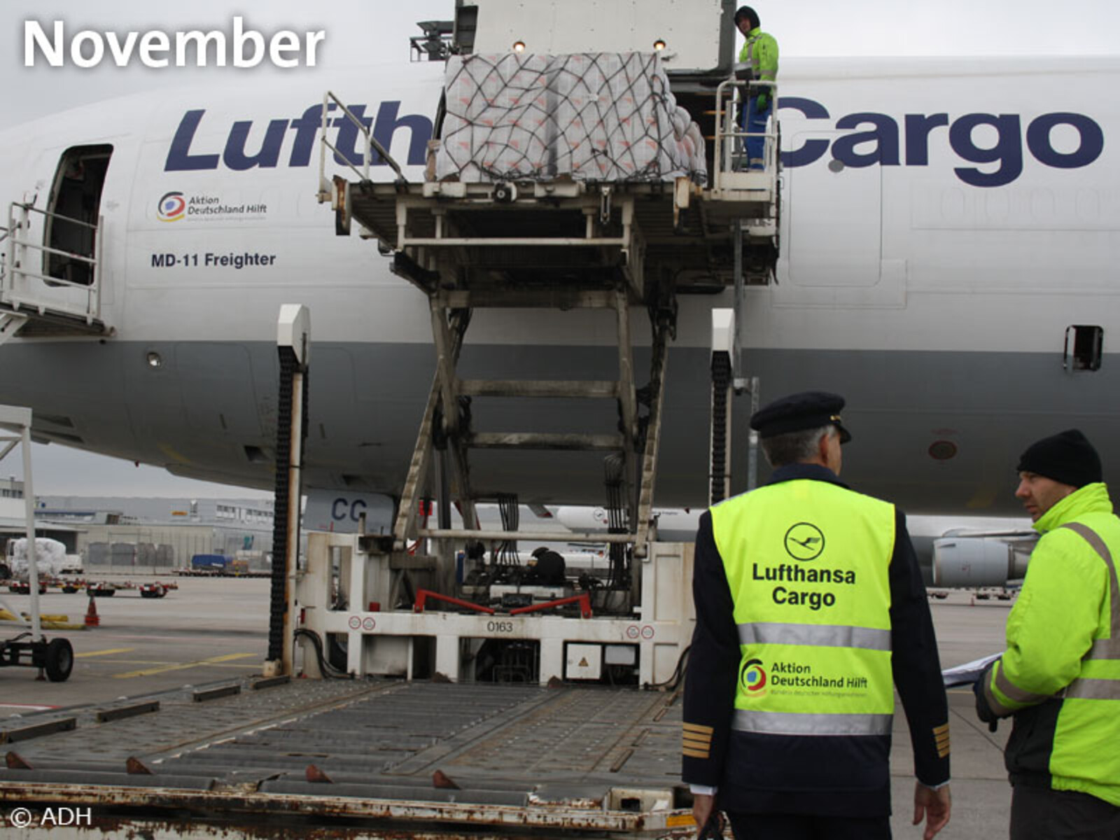 22. November – Gemeinsam mit Europas führender Frachtairline Lufthansa Cargo brachte Aktion Deutschland Hilft am 22. November einen Sonderflug mit 66 Tonnen Hilfsgütern auf den Weg nach Manila