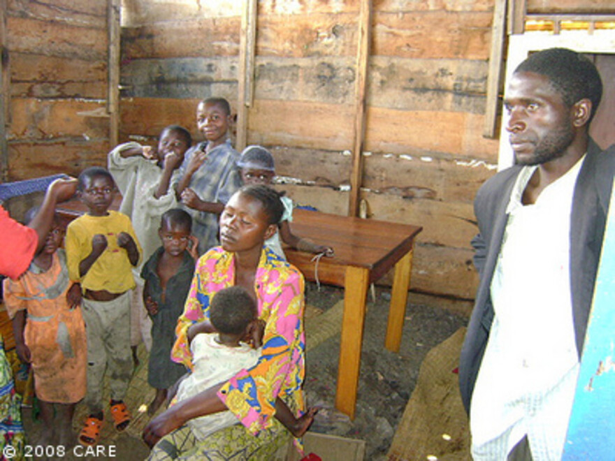Notruf Kongo: Familie in einer Hütte