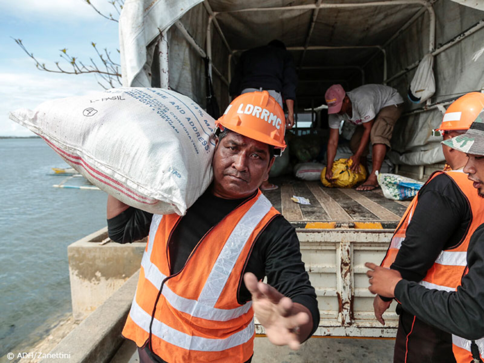 Neben den Mitarbeitern von internationalen und lokalen Hilfsorganisationen packen auch viele Freiwillige mit an