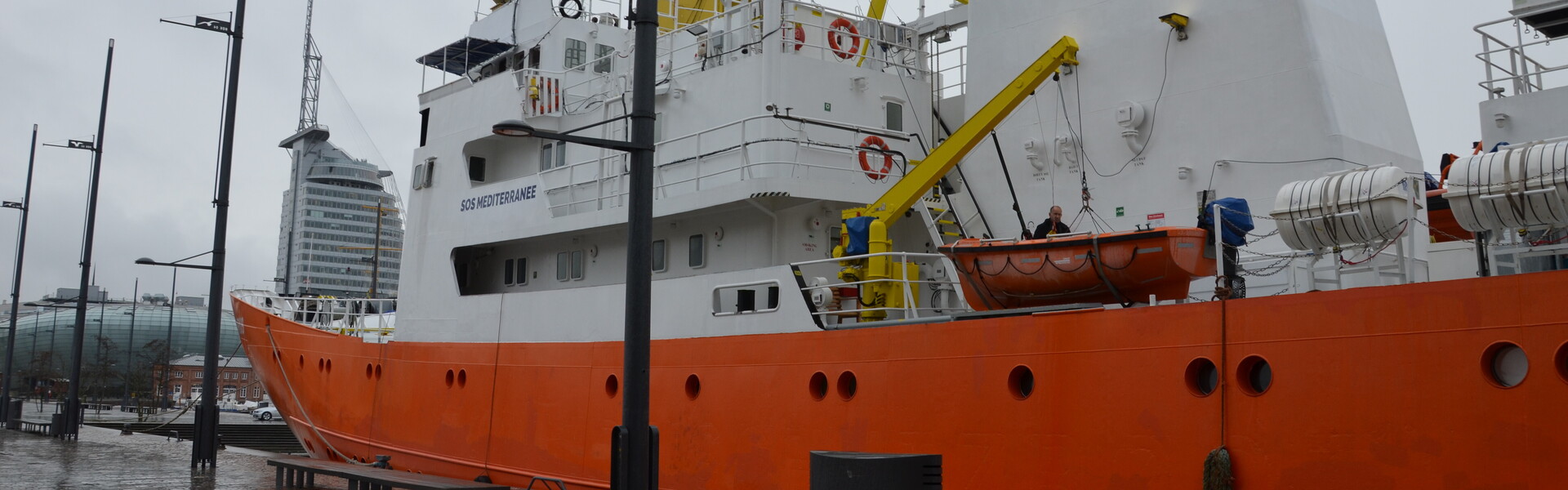 Auf diesem Bild ist ein Schiff zu sehen, dass Hilfe für Flüchtlinge auf dem Mittlemeer bietet.