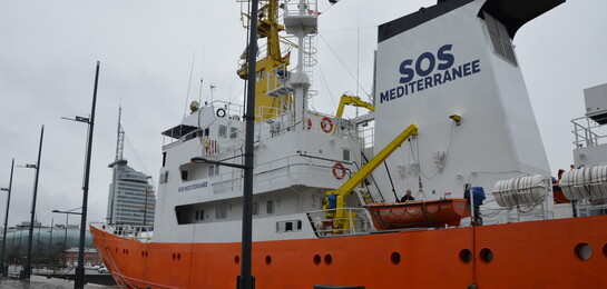 Auf diesem Bild ist ein Schiff zu sehen, dass Hilfe für Flüchtlinge auf dem Mittlemeer bietet.