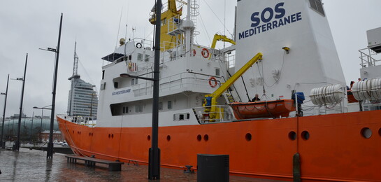 Auf diesem Bild ist ein Schiff zu sehen, dass Hilfe für Flüchtlinge auf dem Mittlemeer bietet.