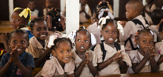 Kinder in Haiti freuen sich über den Schulunterricht.