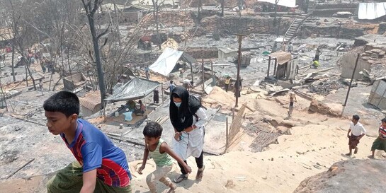 Menschen im Rohingya-Flüchtlingscamp in Bangladesch nach der Brandkatastrophe