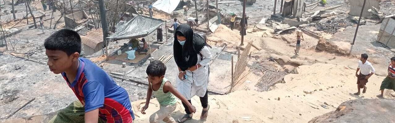 Menschen im Rohingya-Flüchtlingscamp in Bangladesch nach der Brandkatastrophe