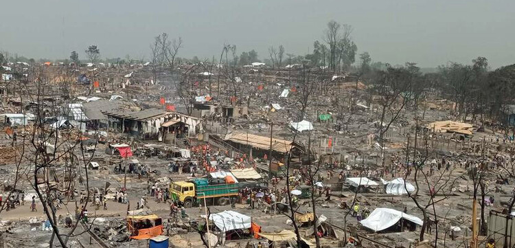 Das nach dem Brand zerstörte Rohingya-Flüchtlingscamp Cox's Bazar in Bangladesch Das nach dem Brand zerstörte Rohingya-Flüchtlingscamp Cox's Bazar in Bangladesch