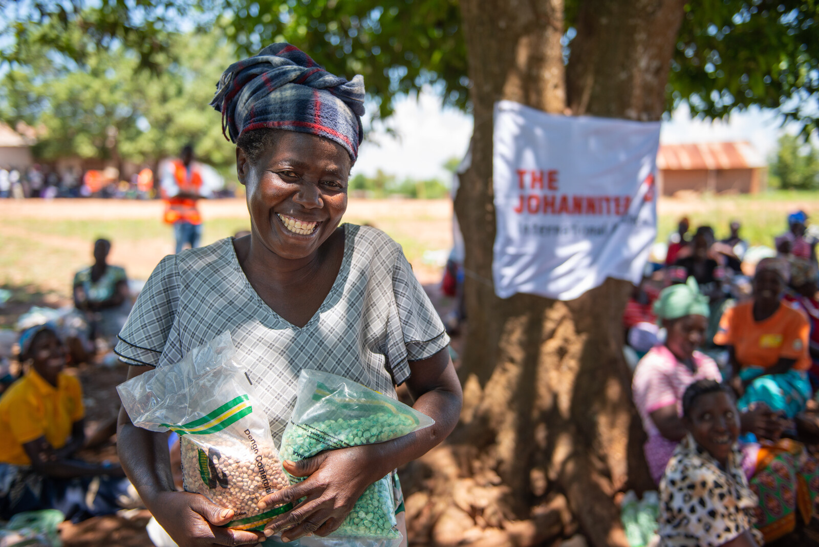 Eine alte Frau in Mosambik hat ein Lebensmittelpaket erhalten