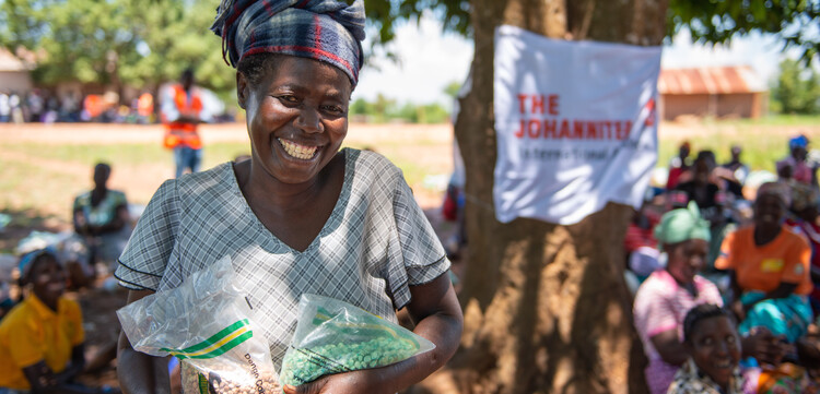 Eine alte Frau in Mosambik hat ein Lebensmittelpaket erhalten