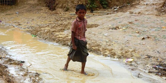 Rohingya-Junge in einem überfluteten Flüchtlingslager in Bangladesch
