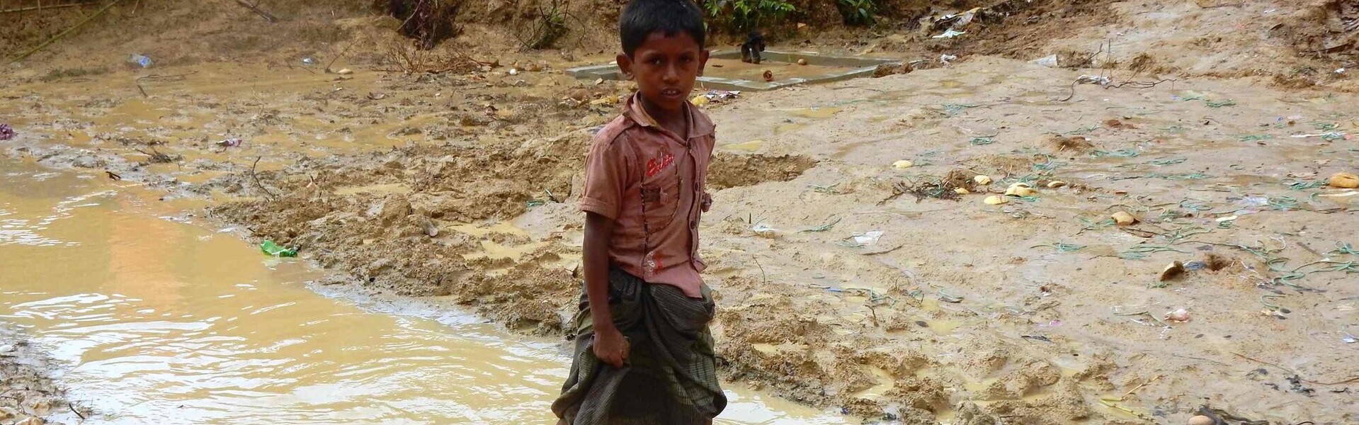 Rohingya-Junge in einem überfluteten Flüchtlingslager in Bangladesch