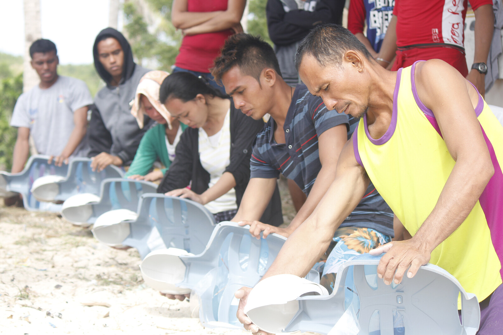 Männer und Frauen nehmen an einer Schulung für Lebensrettung teil auf den Philippinen.