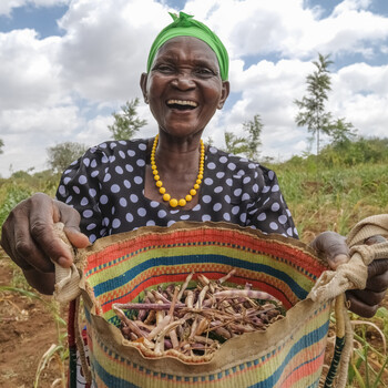Frau mit Ernte in Ostafrika