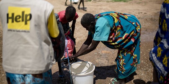 Frauen im Südsudan waschen sich die Hände