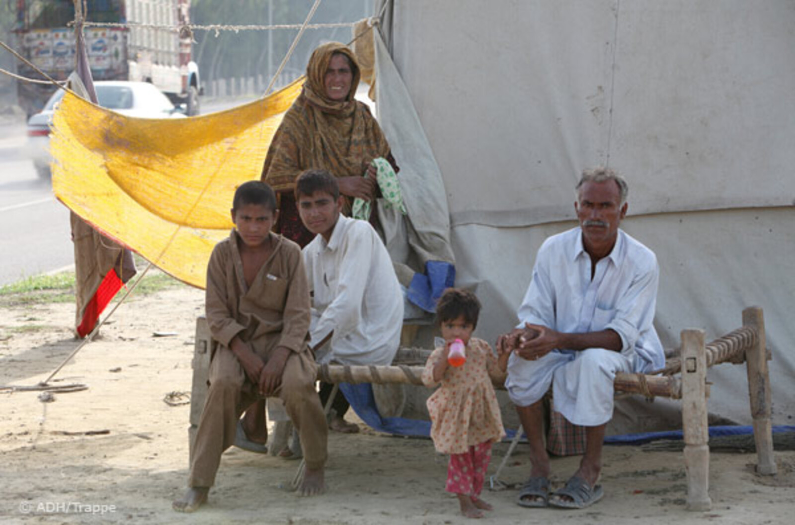 Flut Pakistan: Familie im Zelt