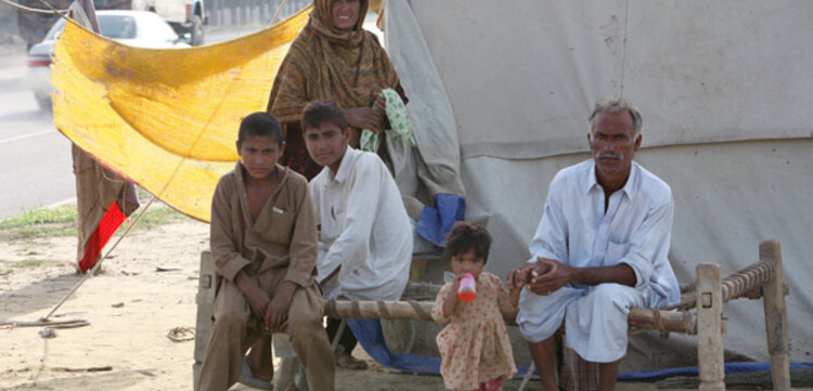 Flut Pakistan: Familie im Zelt