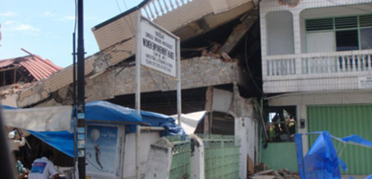 Katastrophen Südostasien: Eingestürzte Häuser