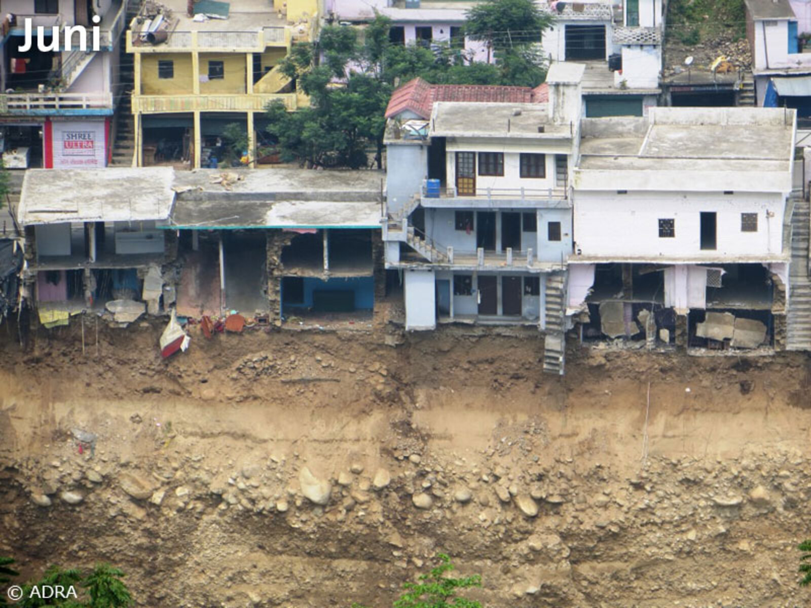 Ende Juni – Erdrutschen und Überschwemmungen in Nordindien und Westnepal.