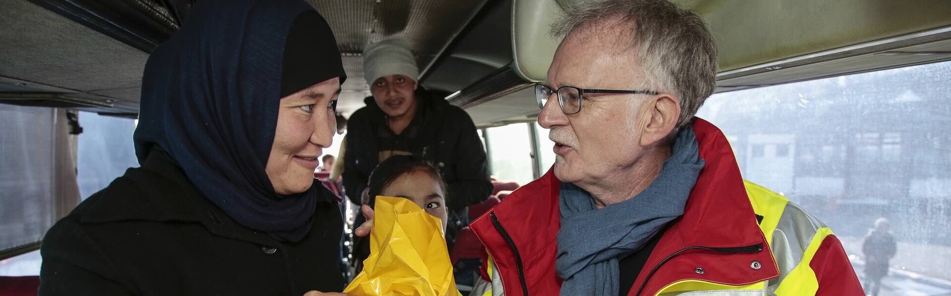Hilfe für Flüchtlinge Balkan Verteilung ASB Frau