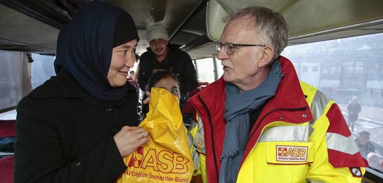 Hilfe für Flüchtlinge Balkan Verteilung ASB Frau