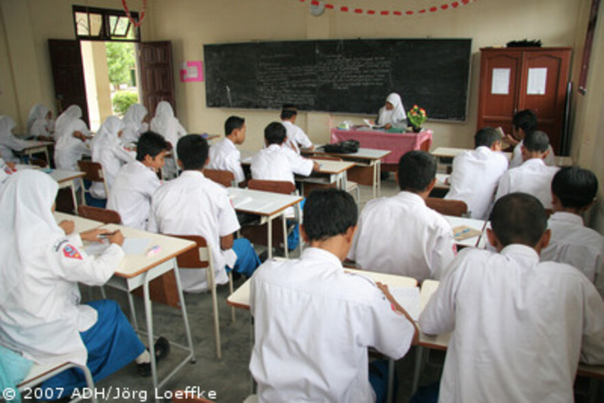 Tsunami-Hilfe Indonesien: Mädchen und Jungen im Schulunterricht