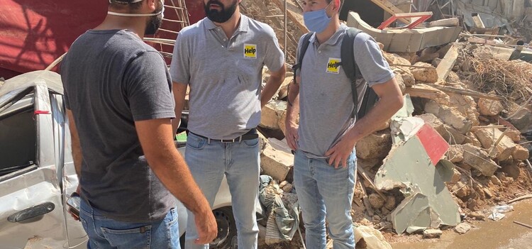 Helfer unserer Bündnisorganisation Help vor Ort in Beirut; © Help – Hilfe zur Selbsthilfe/Sophia Maier Helfer unserer Bündnisorganisation Help vor Ort in Beirut; © Help – Hilfe zur Selbsthilfe/Sophia Maier