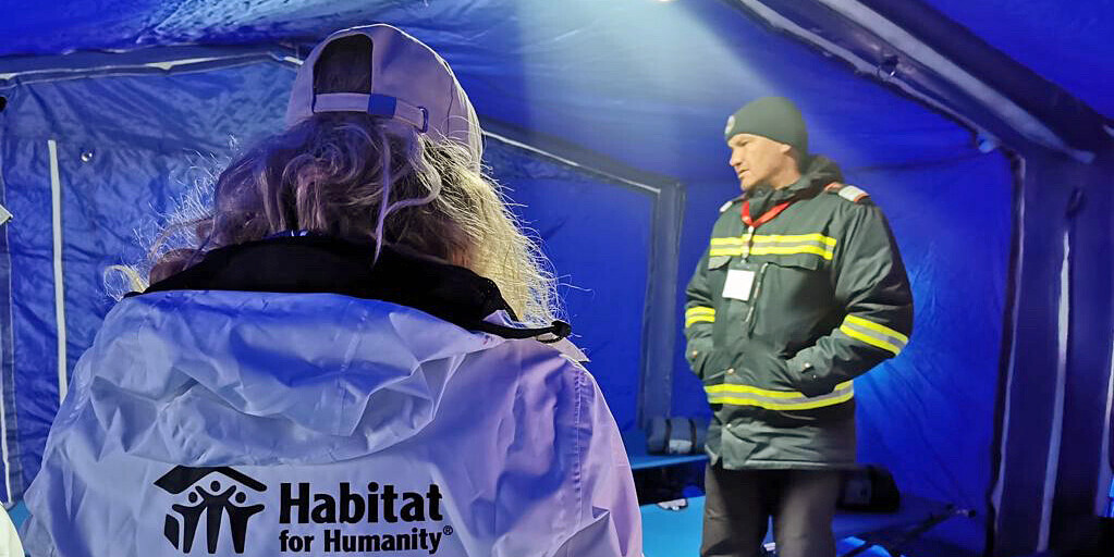 Die Bündnisorganisation Habitat for Humanity hilft vielerorts und errichtet zum Beispiel Notunterkünfte in Rumänien