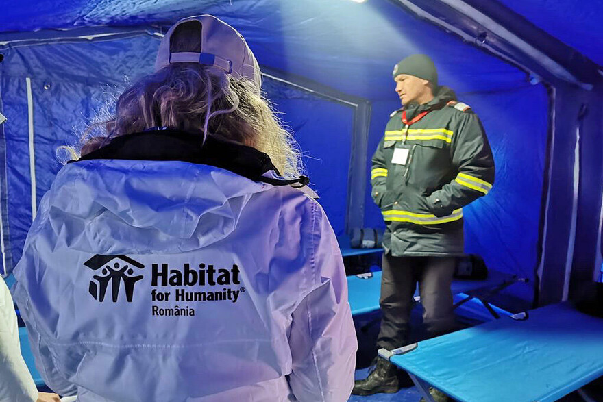 Eine Helferin von Habitat for Humanity in einer Notunterkunft Eine Helferin von Habitat for Humanity in einer Notunterkunft