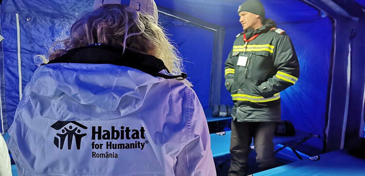 Eine Helferin von Habitat for Humanity in einer Notunterkunft Eine Helferin von Habitat for Humanity in einer Notunterkunft