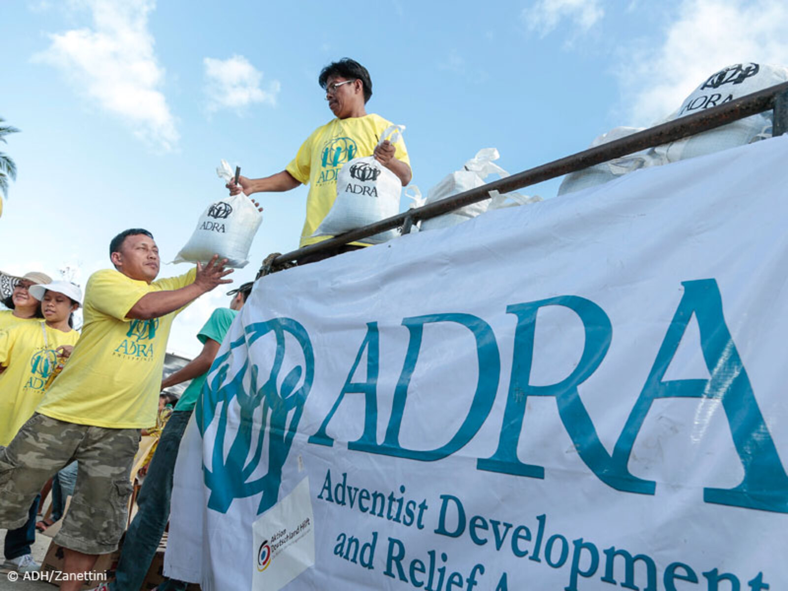 In Somimbong verteilte die Hilfsorganisation ADRA Lebensmittelpakete