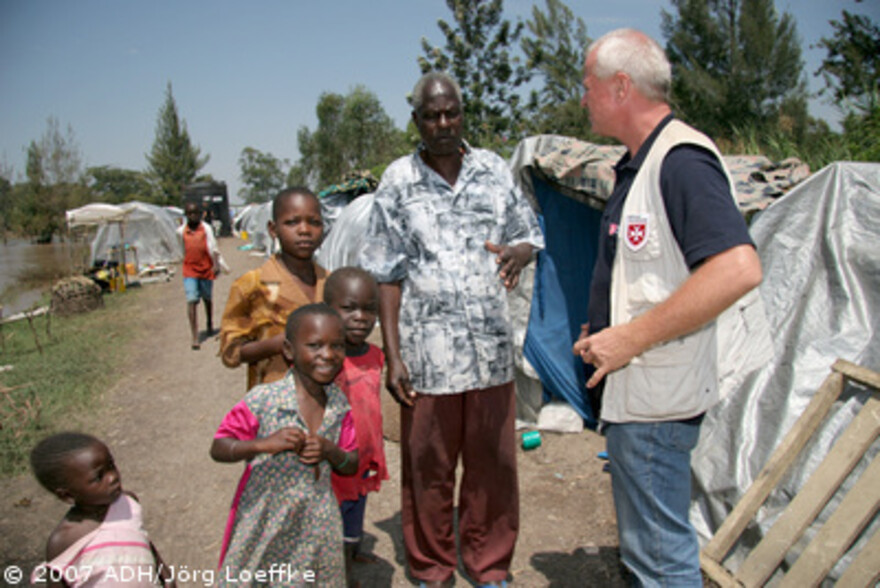 Flut Afrika: Dr. Georg Nothelle von Malteser International im Gespräch mit Flutopfer
