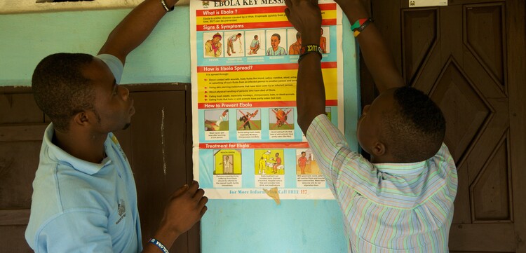 Männer in Sierra Leone, Afrika, bei der Aufklärung über Ebola Männer in Sierra Leone, Afrika, bei der Aufklärung über Ebola