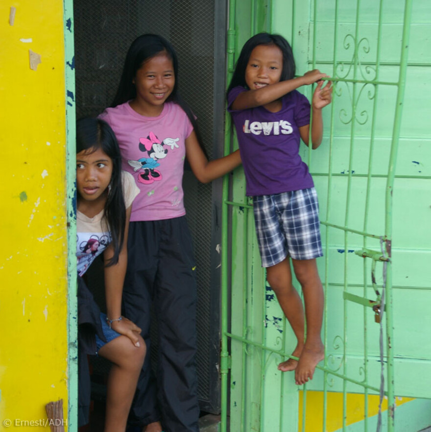 Diese Kinder haben mit ihren Familien Zuflucht in einem Schulgebäude gesucht