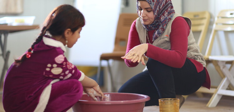 In einem Gesundheitszentrum im Irak zeigt eine Lehrerin einem Mädchen, wie richtiges Händewaschen geht In einem Gesundheitszentrum im Irak zeigt eine Lehrerin einem Mädchen, wie richtiges Händewaschen geht