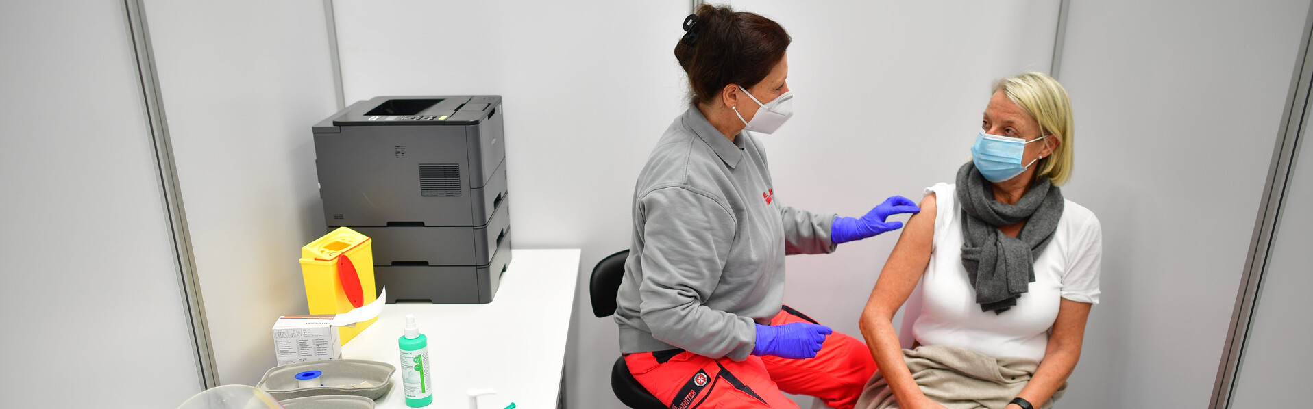 Eine Mitarbeiterin der Johanniter übt den Impfvorgang an einer Probandin im Corona-Impfzentrum der Johanniter in Osnabrück