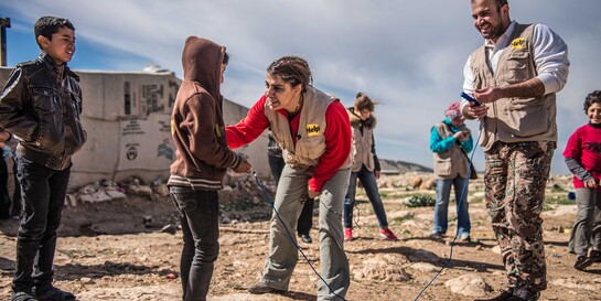 Helfende der Organisation Help - Hilfe zur Selbsthilfe betreuen geflüchtete syrische Familien in Grenzgebieten wie Jordanien