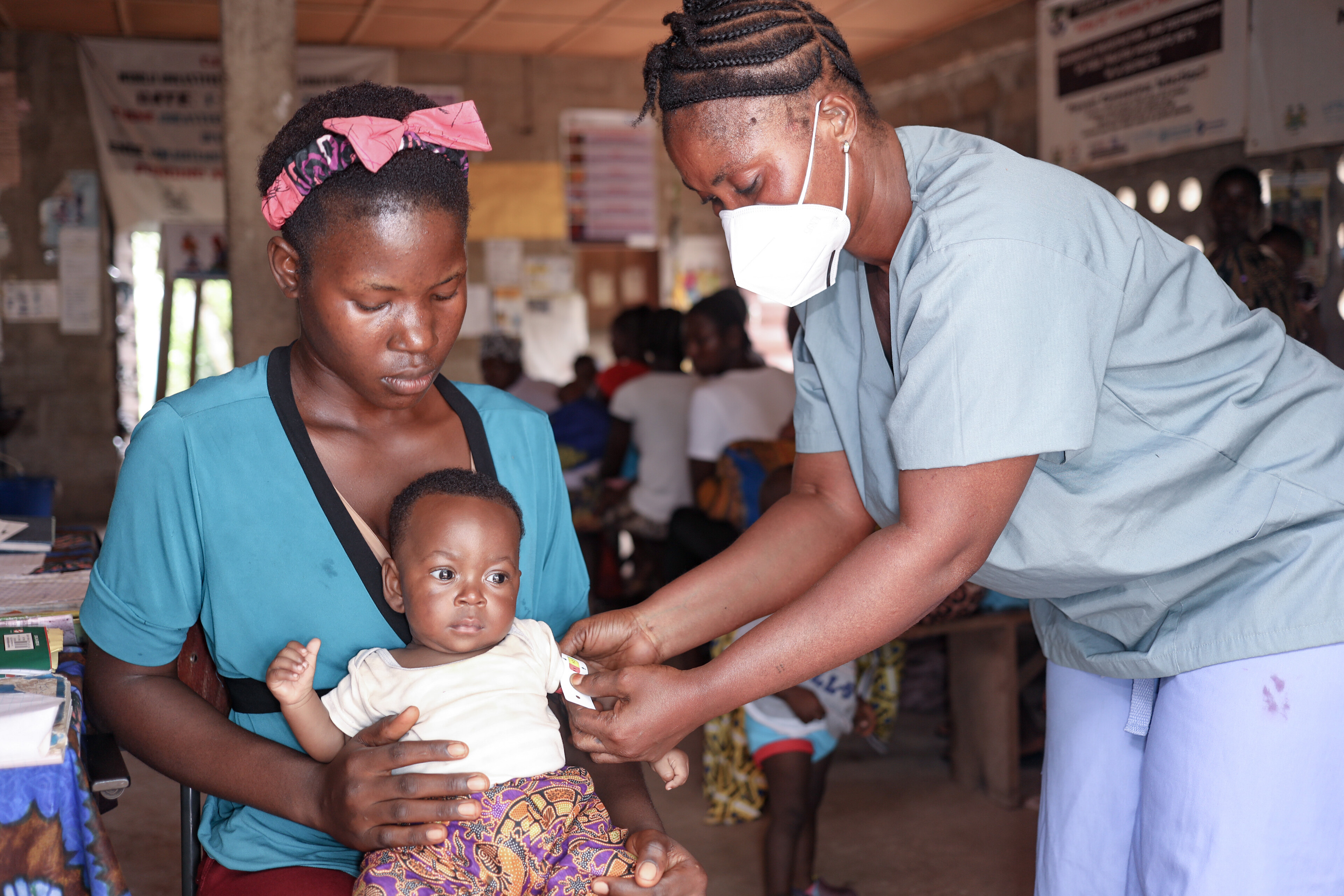 Medizinerin untersucht Baby in Sierra Leone Medizinerin untersucht Baby in Sierra Leone